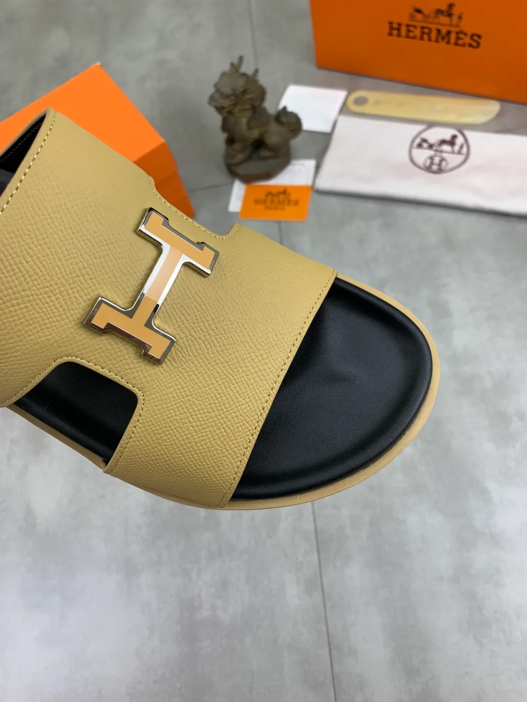 Men's shoes 💰P440 New [HERMES] high-end quality new Hermès slippers, made of imported calfskin, wear-resistant and non-slip rubber outsole. Fashionable and elegant code number: 39-44 (38 45 46 customized)
